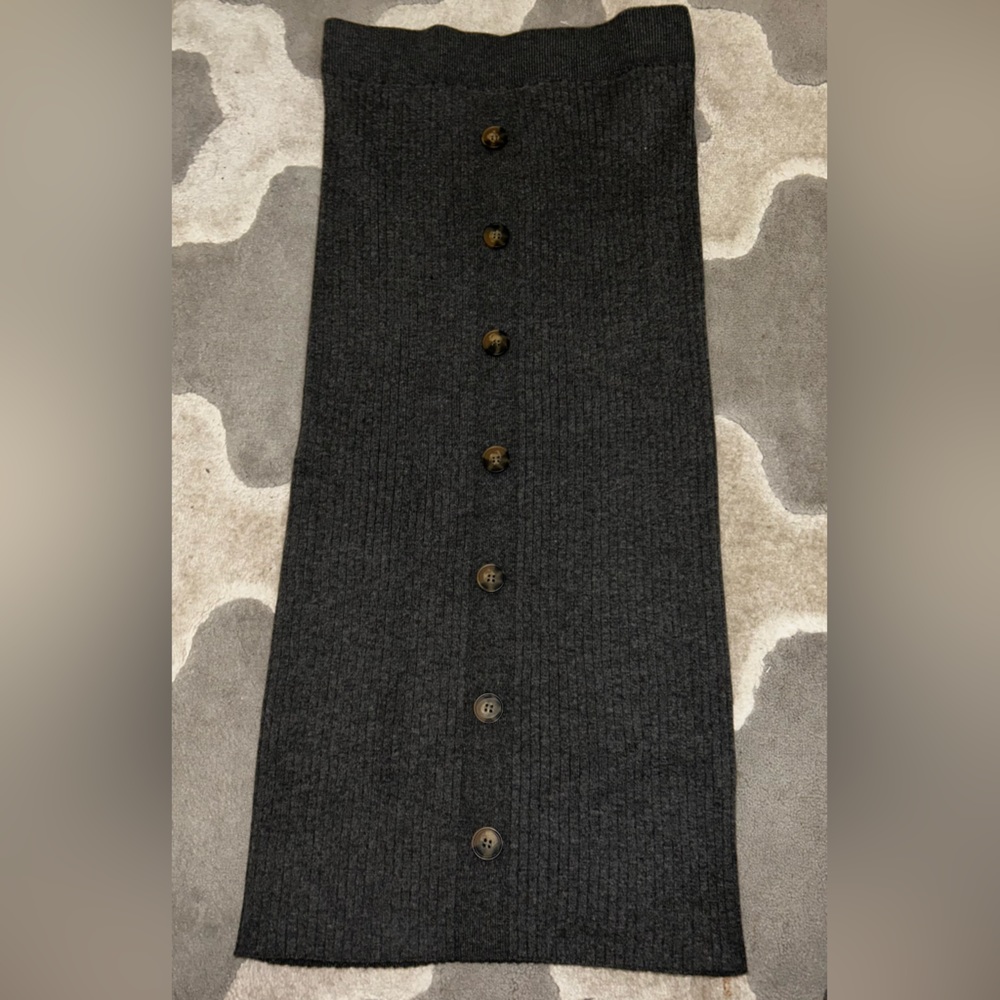 Very comfy midi ribbed knit pencil skirt!